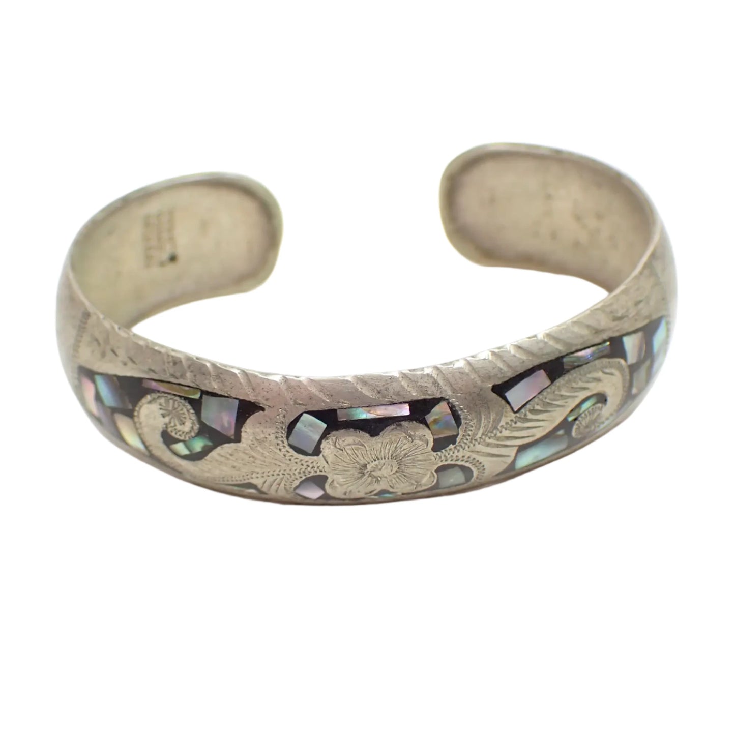 Angled view of the Alpaca vintage cuff bracelet. The Hecho en Mexico Alpaca marking can be seen on the inside area of the cuff on the end, but it is blurry in the photo.