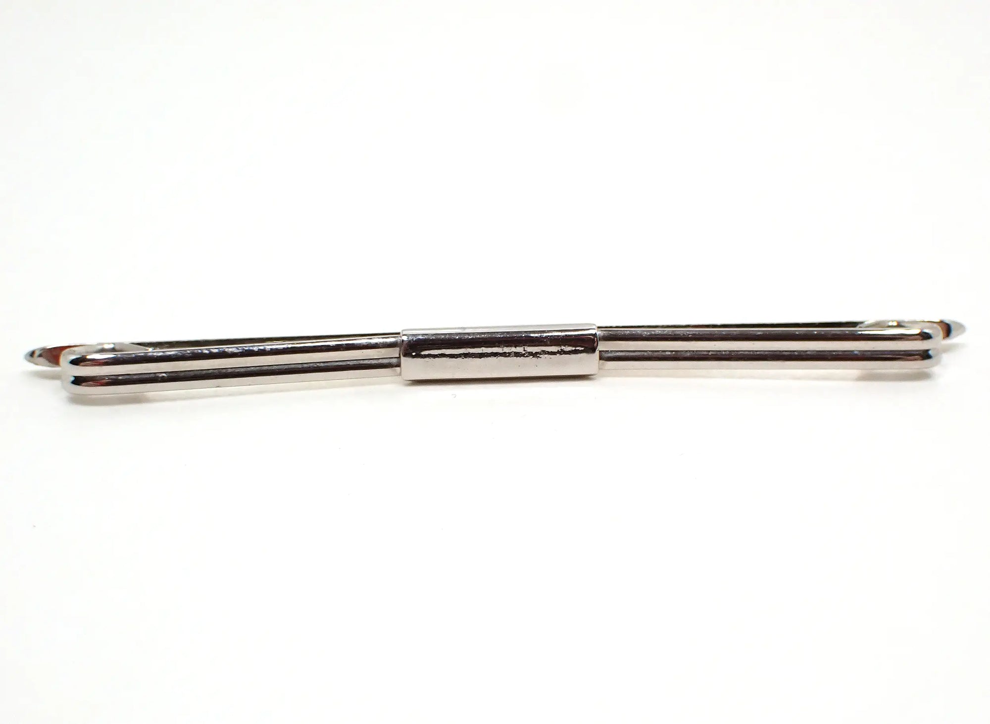 Clip de cuello vintage con extremo de bobina en tono plateado