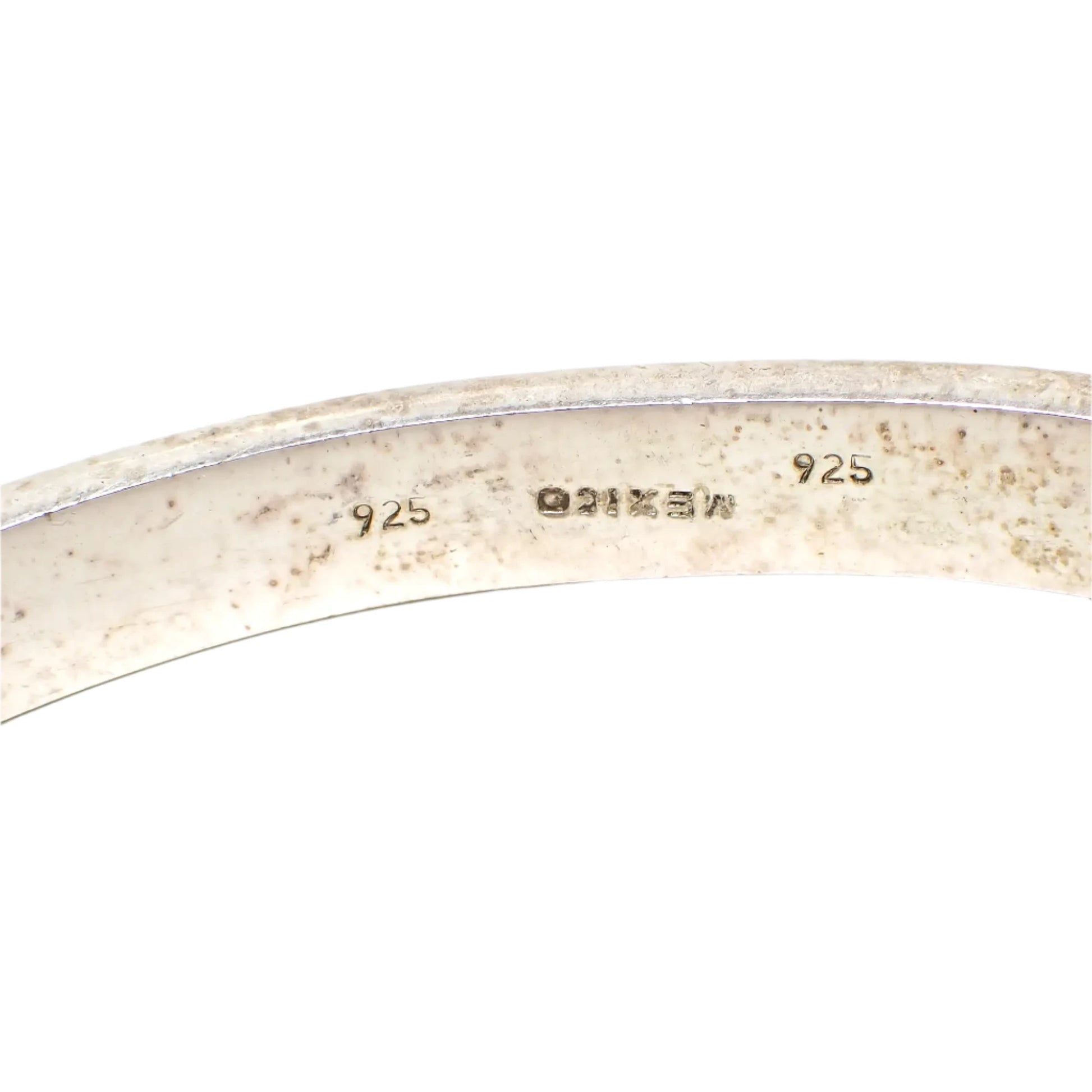 Enlarged view of the markings on the inside of the bracelet. Mexico is stamped in the middle with 925 stamped on either side of it.