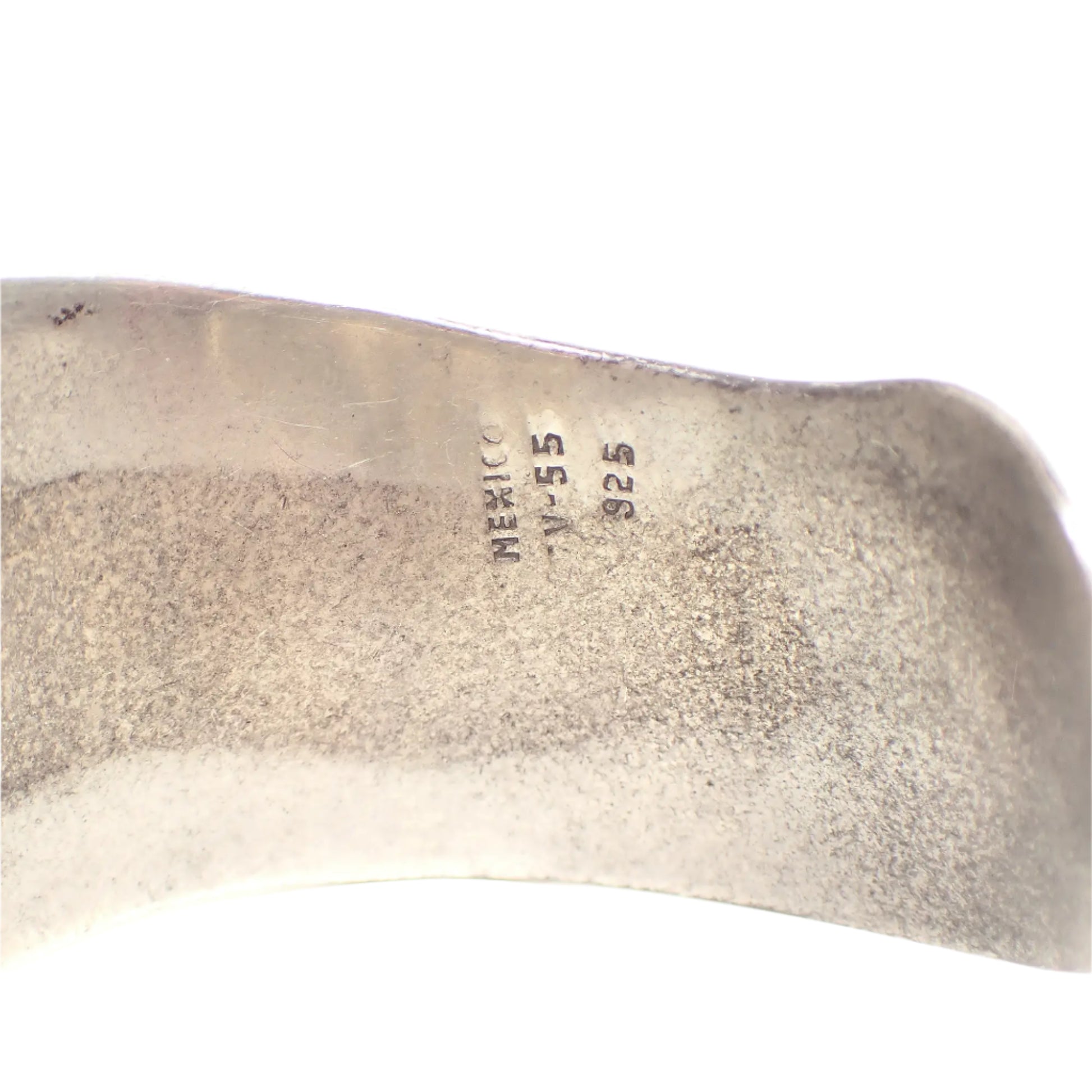 Close up of the marking on the cuff bracelet. Mexico and 925 can be seen clearly. The T on the TV-55 is not fully stamped or has worn some.