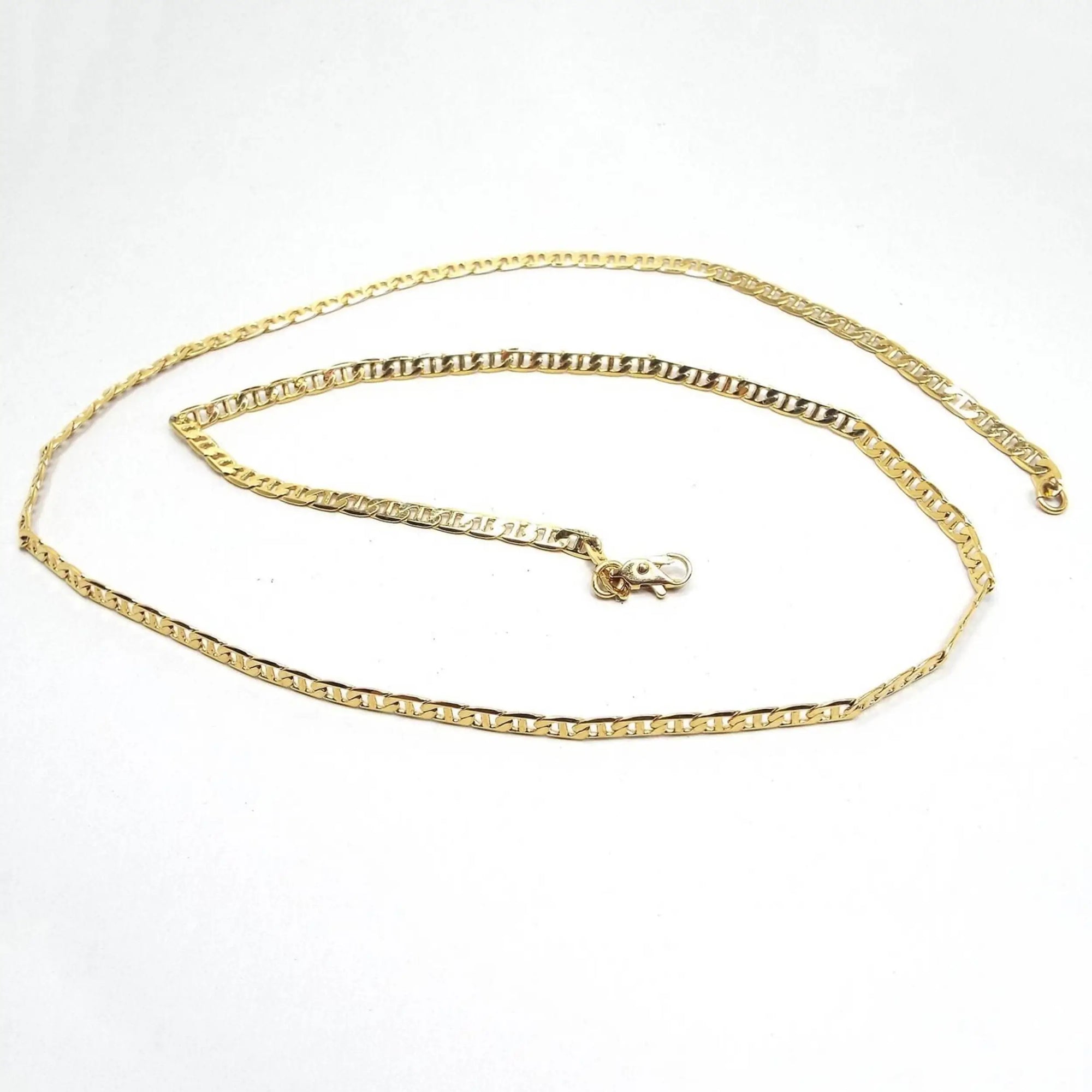 Top view of the retro vintage chain linke necklace. The mariner chain links are gold tone in color. There is a small lobster claw clasp at the end.