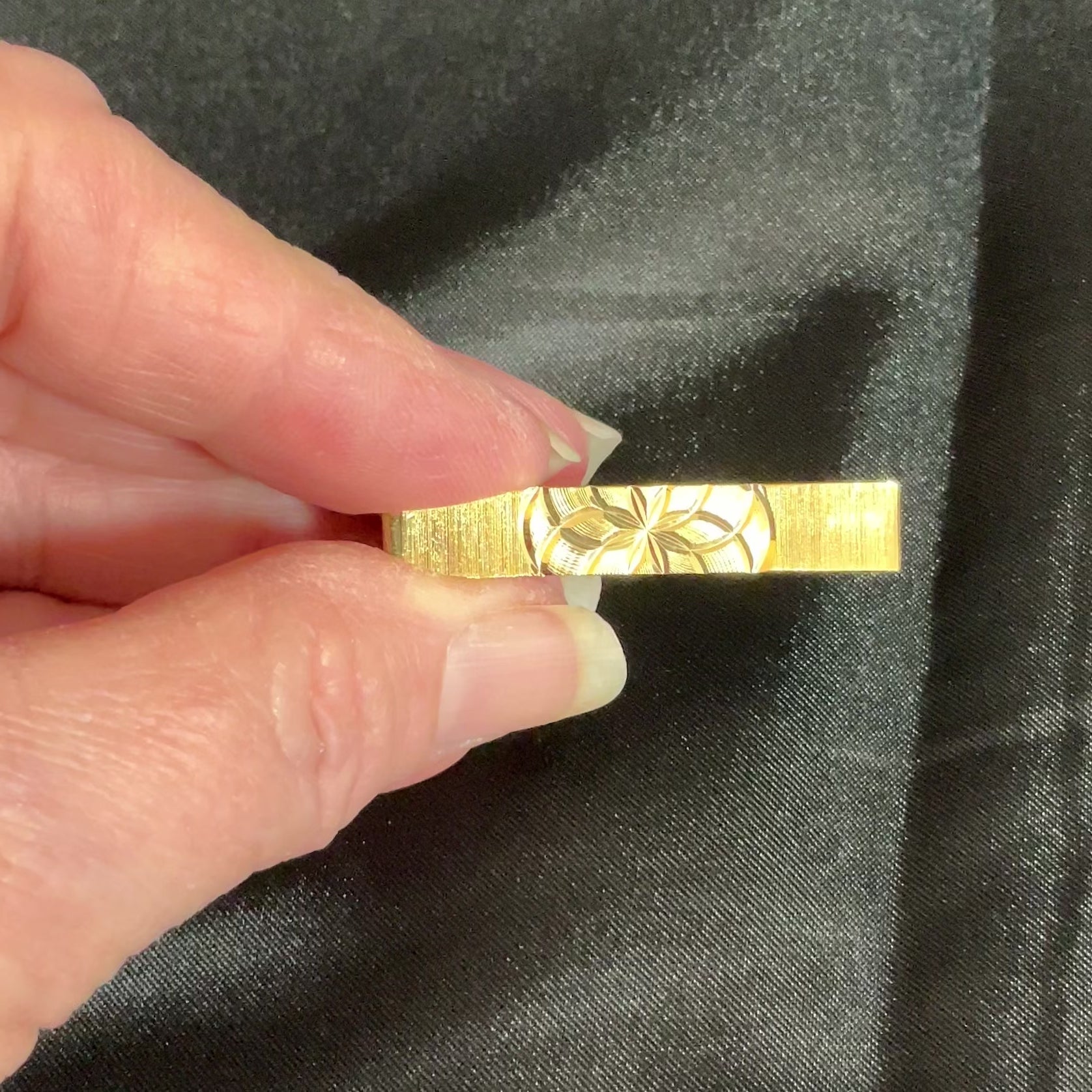 Diamond Cut Etched Vintage Tie Clip Clasp video showing how the design sparkles and flashes in the light.