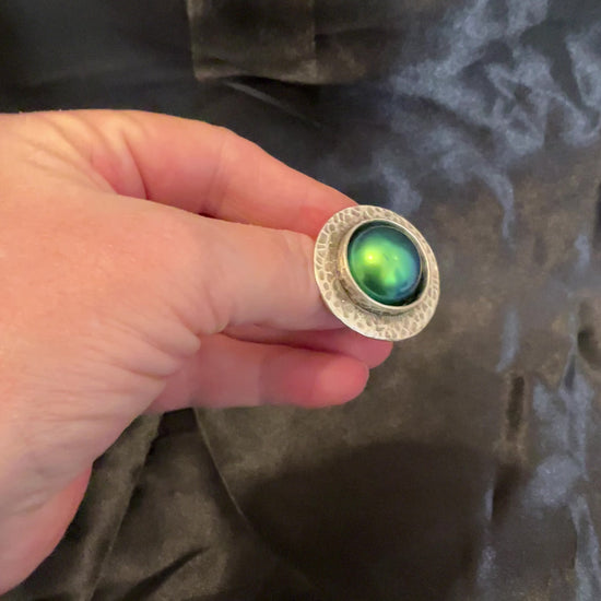 Video showing how the color shift cab on the hammered round ring goes between blue and green depending on how the light is hitting it.