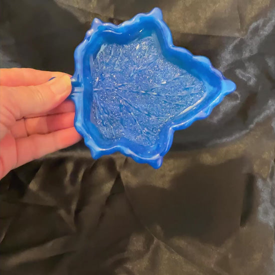 Video showing of the blue leaf trinket dish showing how the crystal style bottom area sparkles as the light hits it.