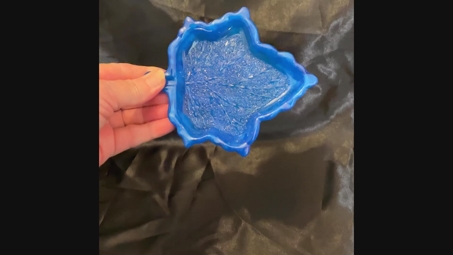 Video showing of the blue leaf trinket dish showing how the crystal style bottom area sparkles as the light hits it.