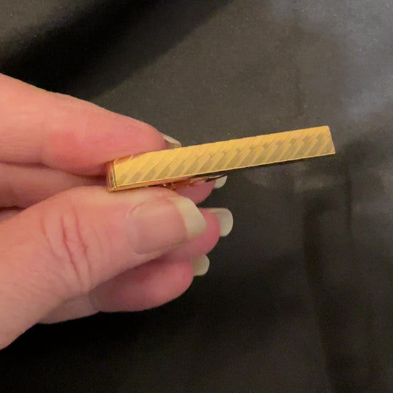 Video of the retro vintage diamond cut etched tie clip showing how the diagonal engravings sparkle in the light.