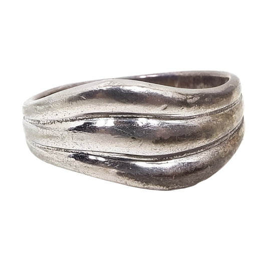Front view of the retro vintage 925 wavy band ring. The sterling silver is darkened from age. It is etched to look like three wavy band areas on the top. 