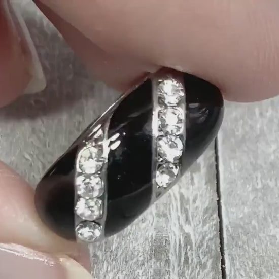 Video of the retro vintage black enameled ring with rhinestones. The video is showing how the rhinestones sparkle.