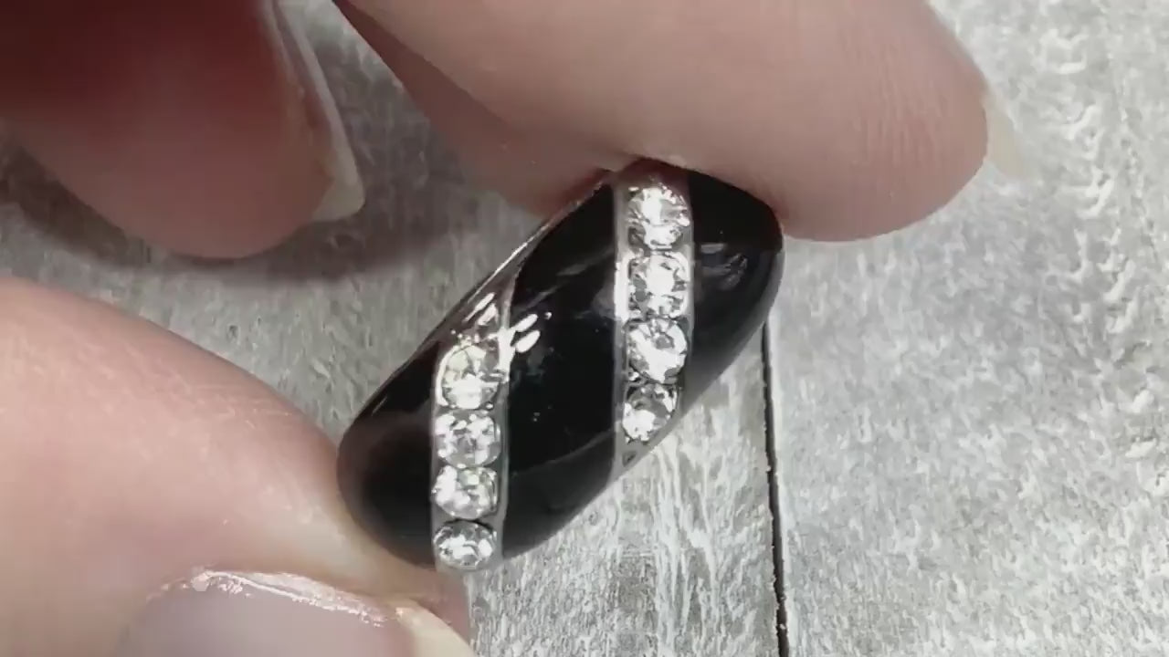 Video of the retro vintage black enameled ring with rhinestones. The video is showing how the rhinestones sparkle.