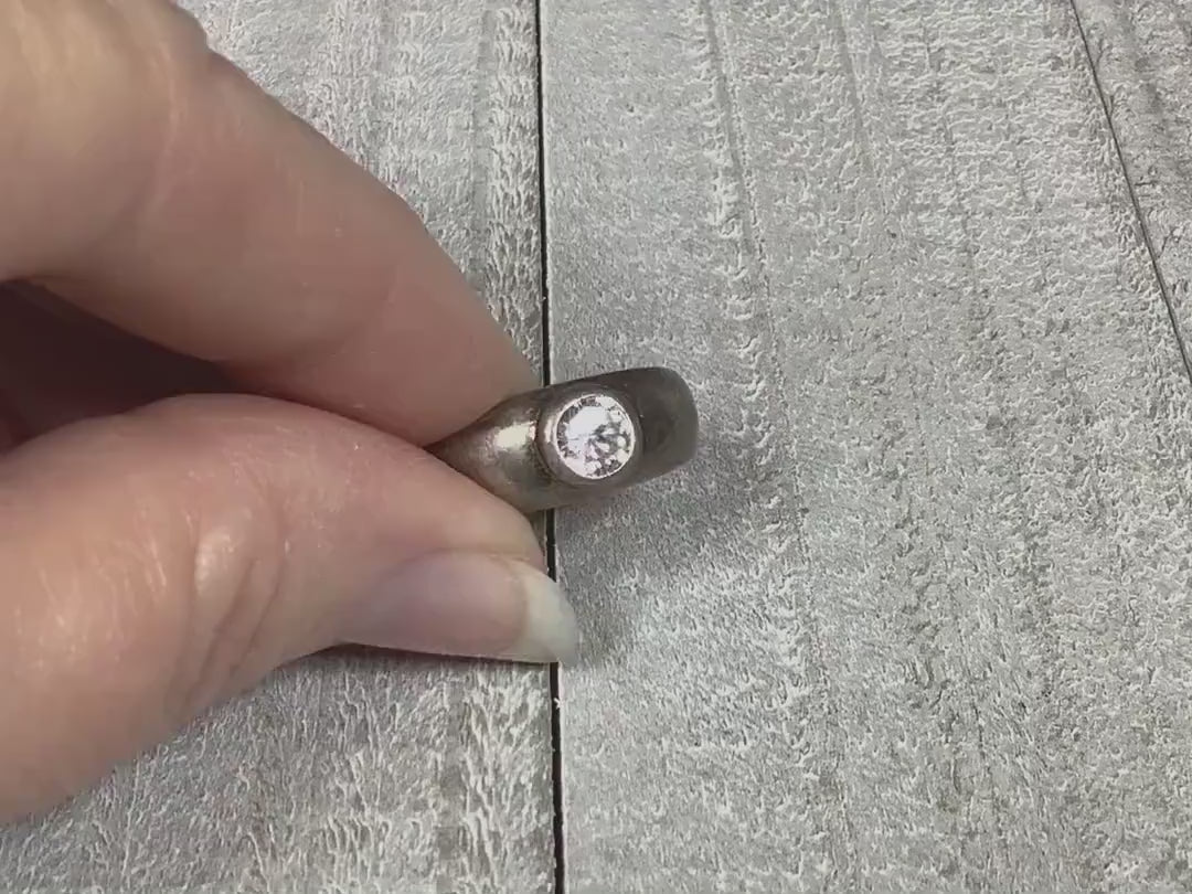 Video showing the sparkle of the single round cubic zirconia on the sterling silver retro vintage band ring.