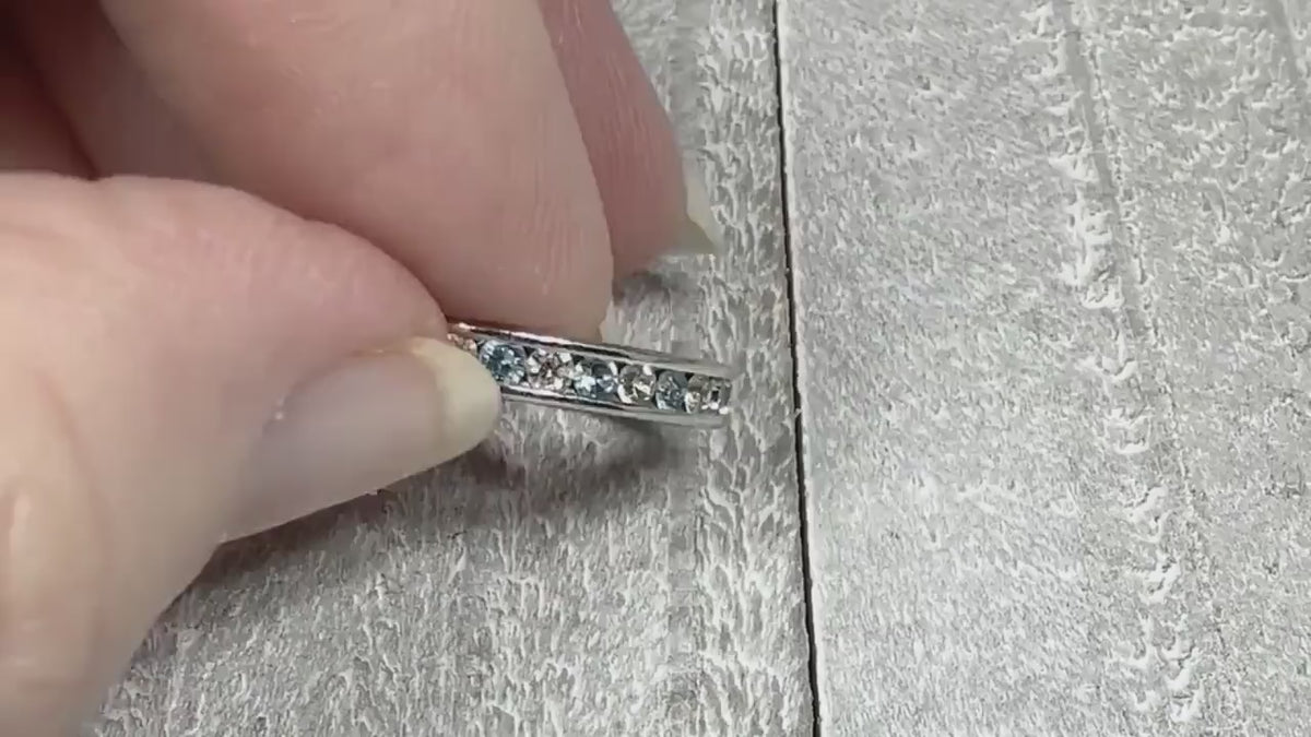 Video of the retro vintage band ring with blue and clear rhinestones. The video is showing how the rhinestones sparkle.
