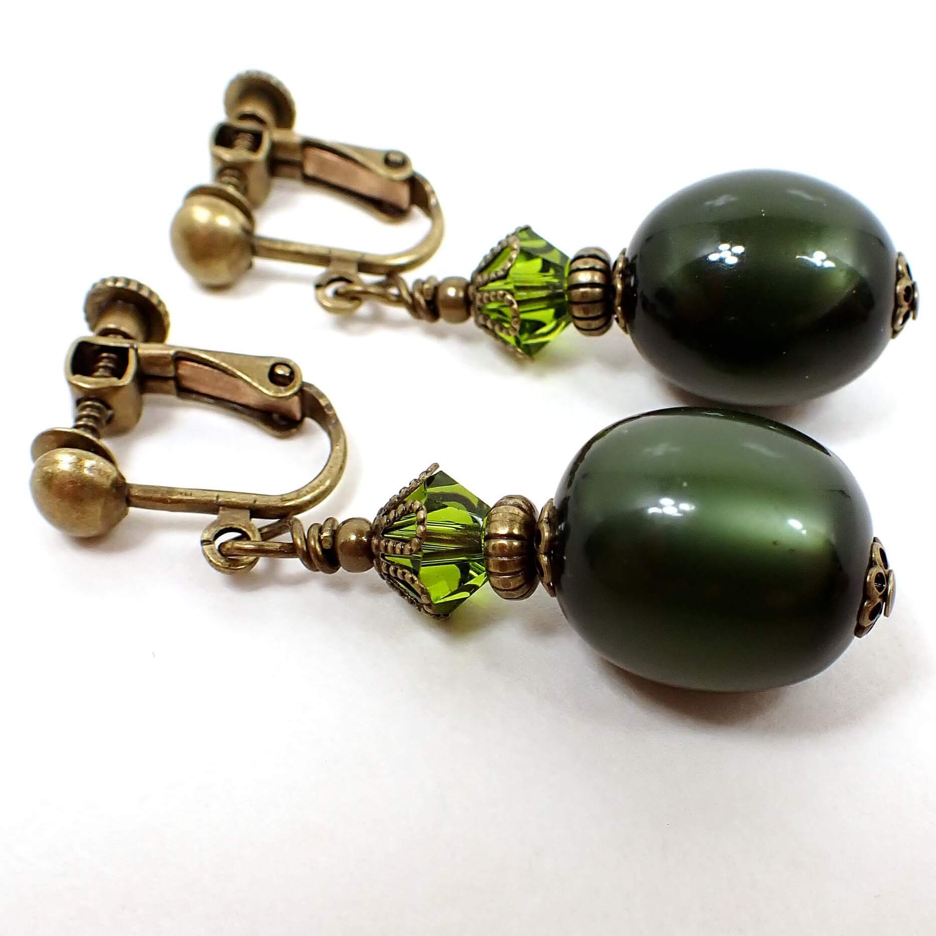 Pendientes colgantes hechos a mano de lucite verde oliva con resplandor lunar y gancho de latón envejecido con palanca hacia atrás o con clip