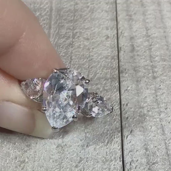 Video showing the sparkle of the large teardrop rhinestones on the retro vintage rhinestone cocktail ring.