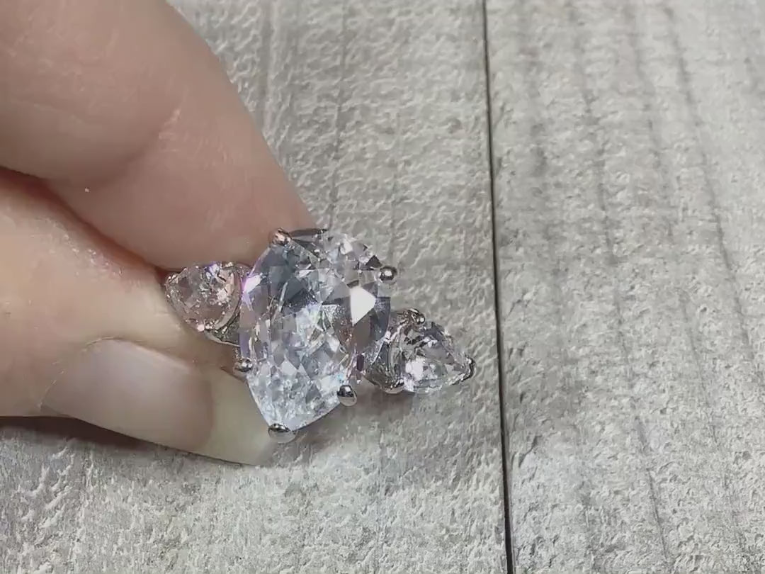 Video showing the sparkle of the large teardrop rhinestones on the retro vintage rhinestone cocktail ring.