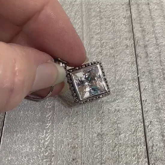 Video showing the sparkle of the stone on the retro vintage rhinestone pendant necklace.