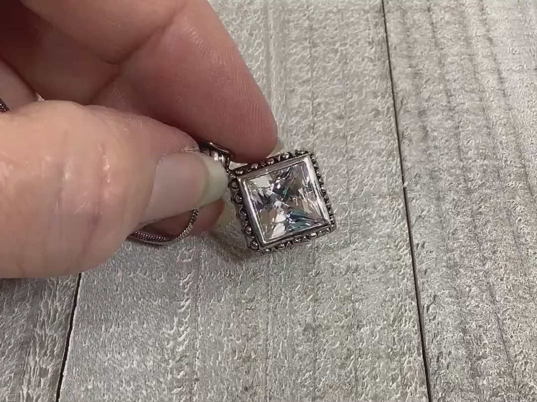 Video showing the sparkle of the stone on the retro vintage rhinestone pendant necklace.