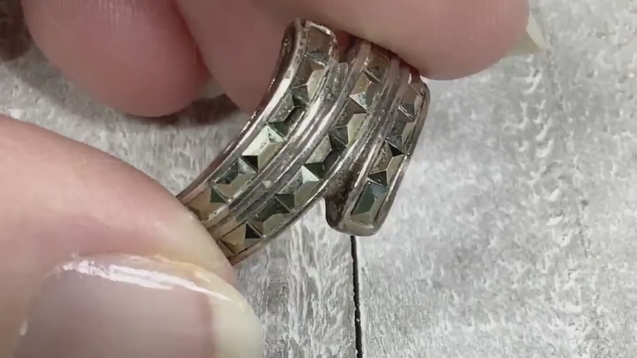 Video of the retro vintage sterling silver bypass ring with rectangle hematite stones. The video shows how the stones sparkle.