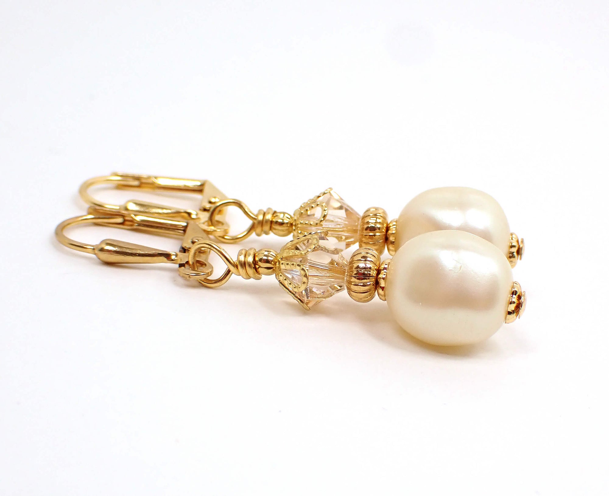 Aretes colgantes hechos a mano con perla de imitación de latón envejecido con palanca de gancho en la parte trasera o con clip