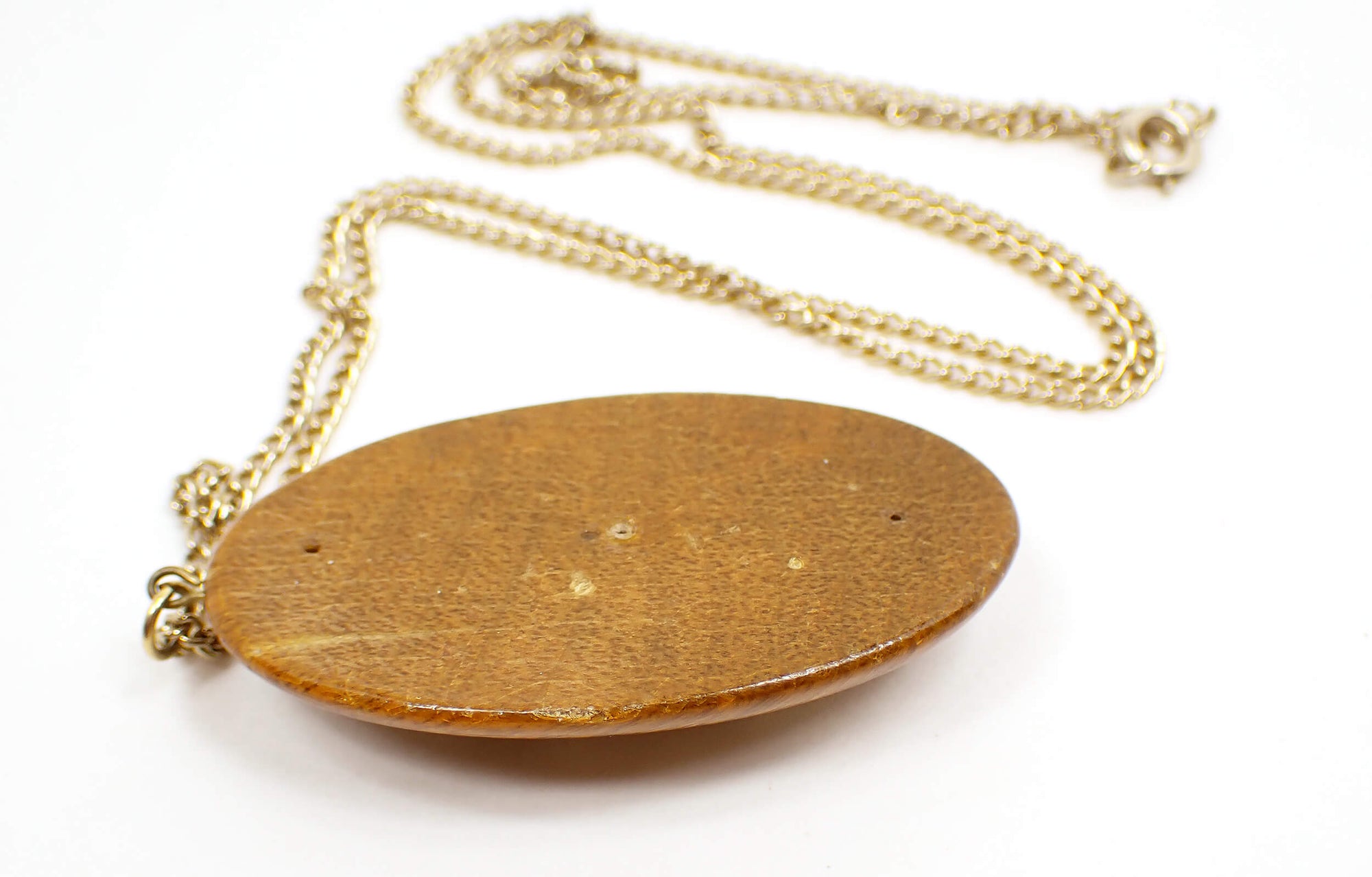 Collar con colgante de camafeo floral vintage de madera y plástico, años 70 retro