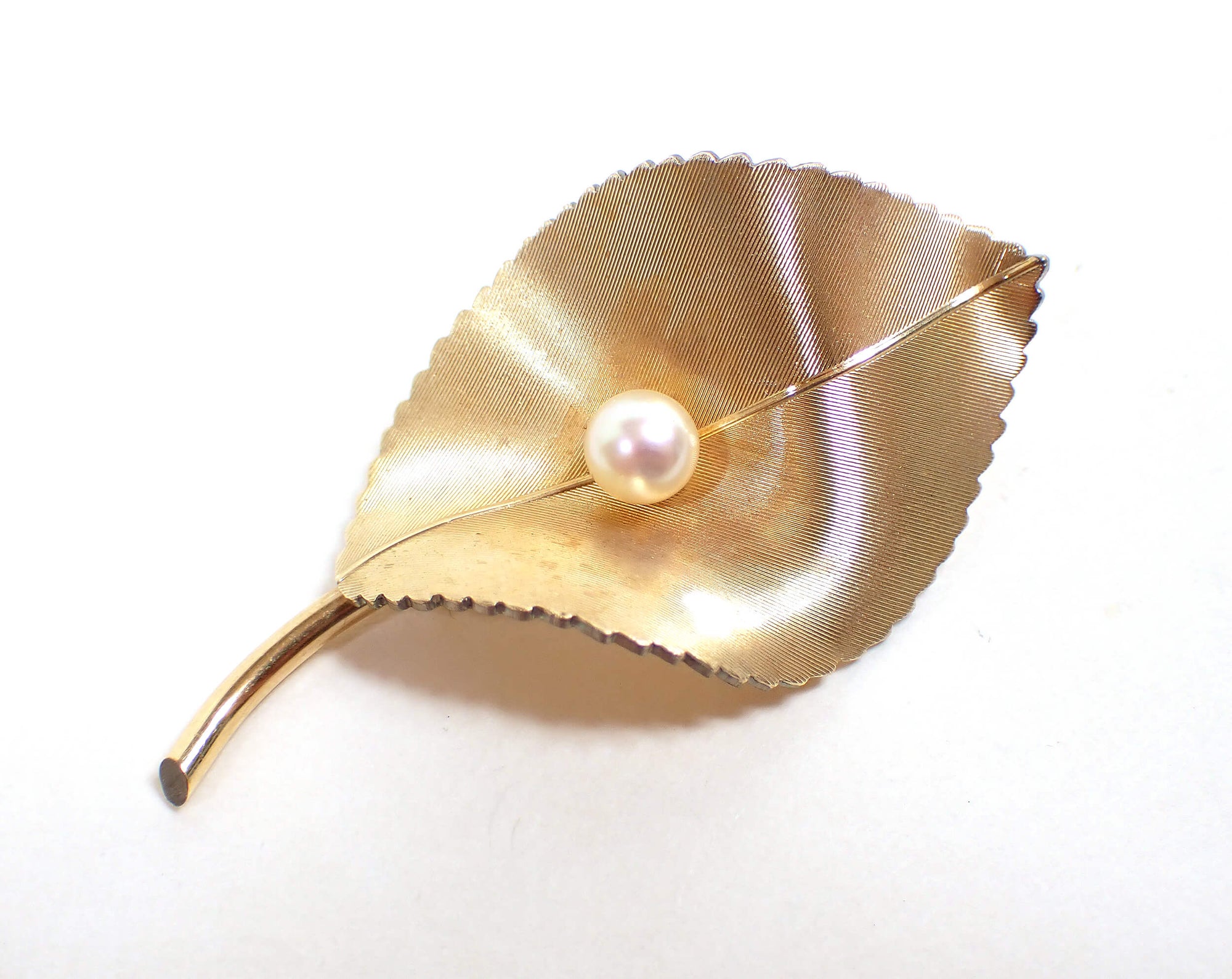Broche de hoja vintage de perlas cultivadas de Krementz, mediados del siglo 1960, tono dorado