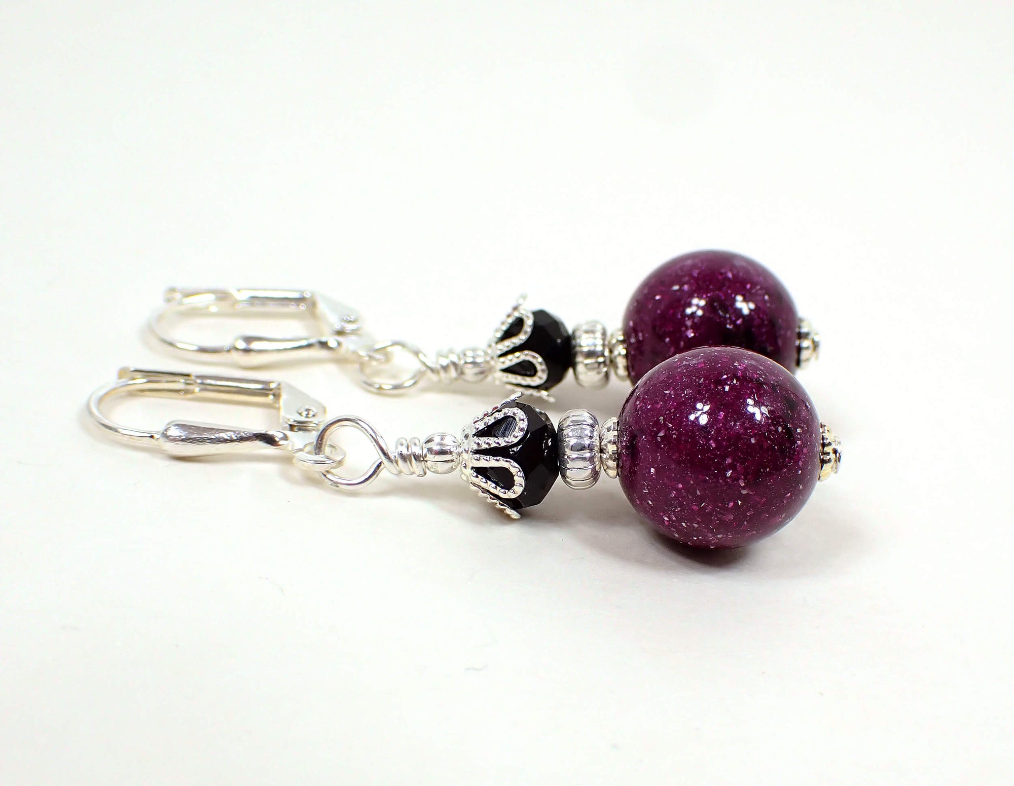 Pendientes hechos a mano de lucite púrpura brillante y galaxia negra con palanca de gancho de latón envejecido o clip en