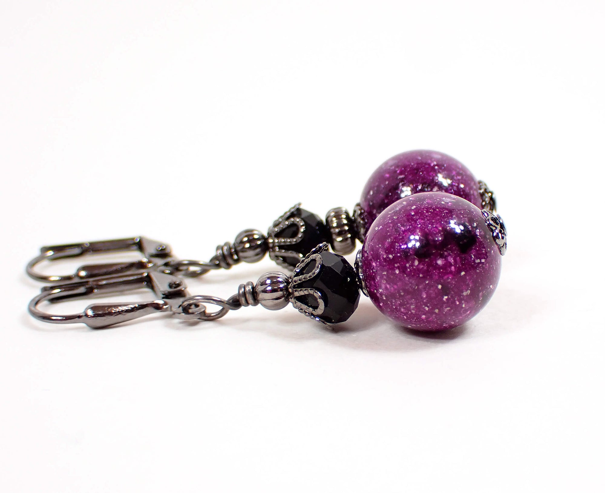 Pendientes hechos a mano de lucite púrpura brillante y galaxia negra con palanca de gancho de latón envejecido o clip en