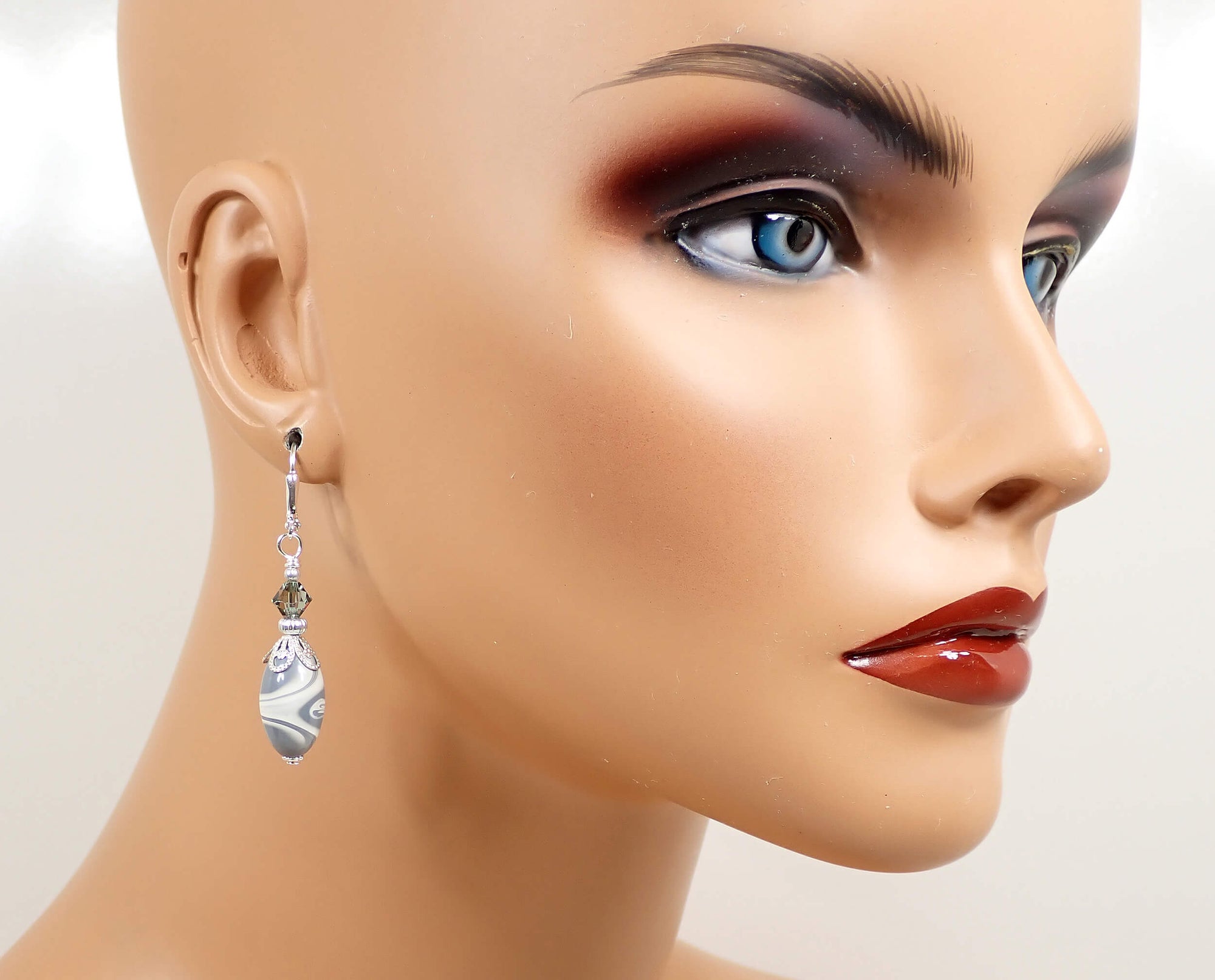 Aretes colgantes hechos a mano de lucita ovalada marrón jaspeada de latón envejecido Gancho con palanca hacia atrás o con clip