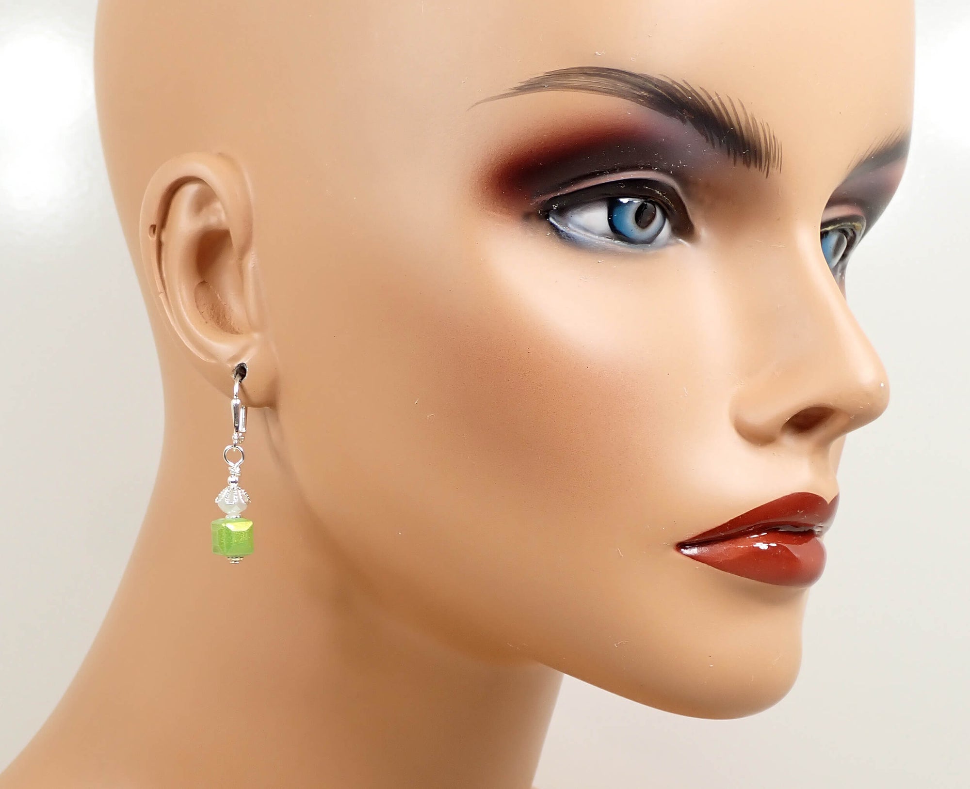 Pequeños aretes de cubo hechos a mano de latón envejecido azul claro Gancho con palanca hacia atrás o con clip