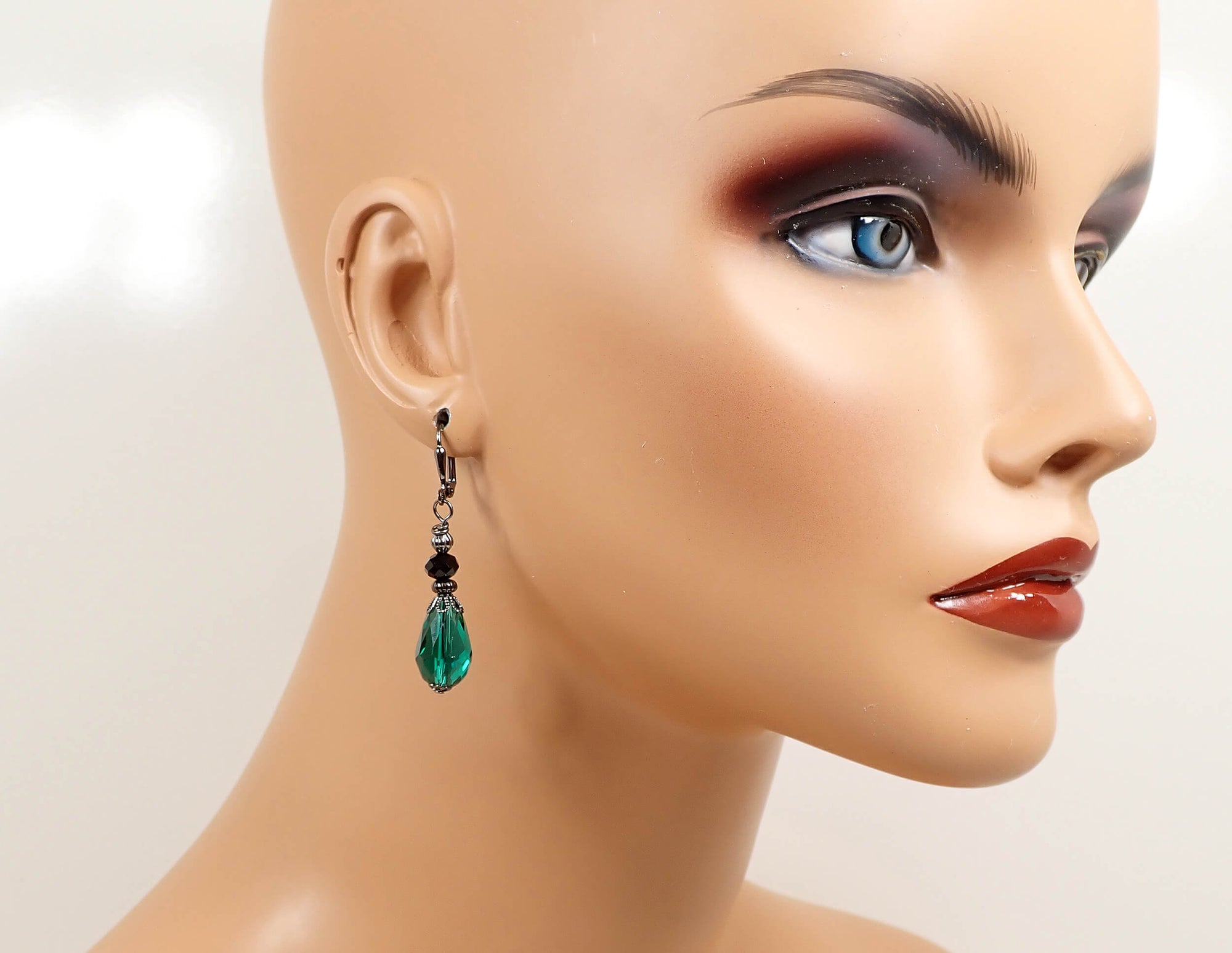 Pendientes de lágrima de color melocotón estilo vintage hechos a mano con palanca de gancho de latón envejecido o clip en