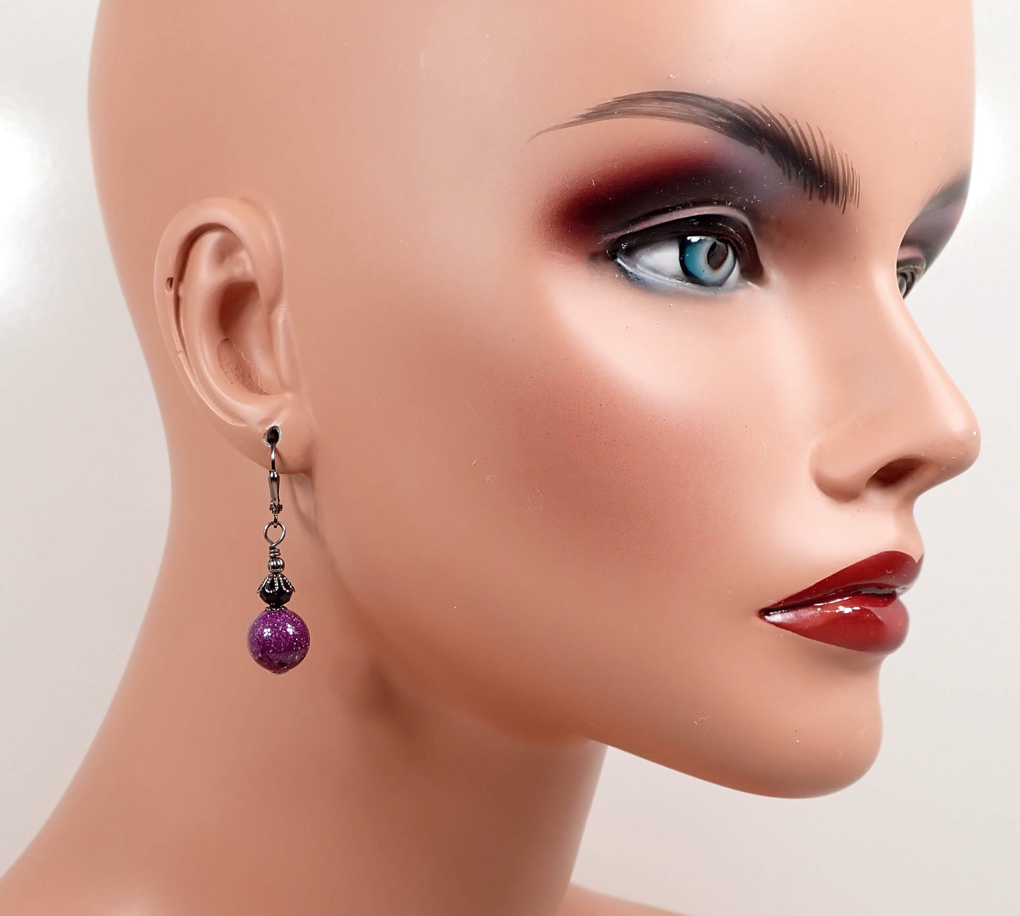 Pendientes hechos a mano de lucite púrpura brillante y galaxia negra con palanca de gancho de latón envejecido o clip en