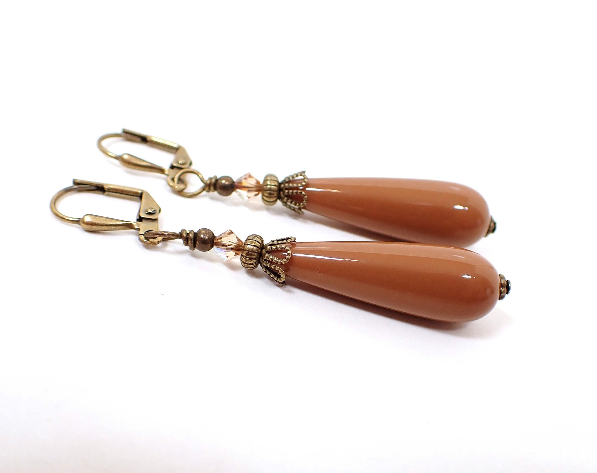 Pendientes de lágrima hechos a mano de lucite marrón terracota de latón envejecido con palanca de gancho en la parte trasera o con clip