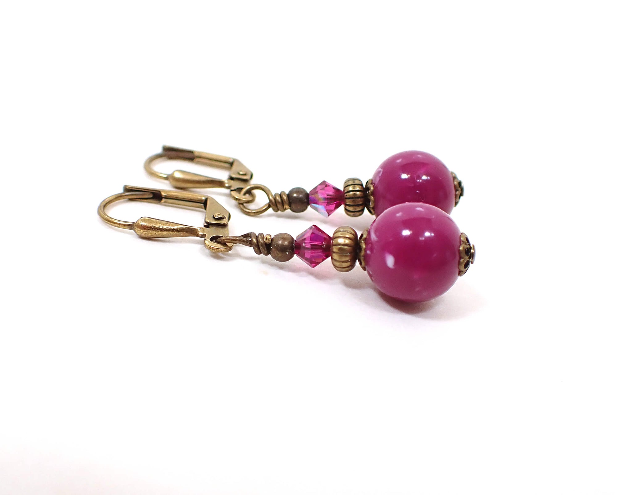 Aretes colgantes hechos a mano pequeños de latón envejecido, fucsia, púrpura, rosa, lucite, con gancho en la parte trasera o con clip