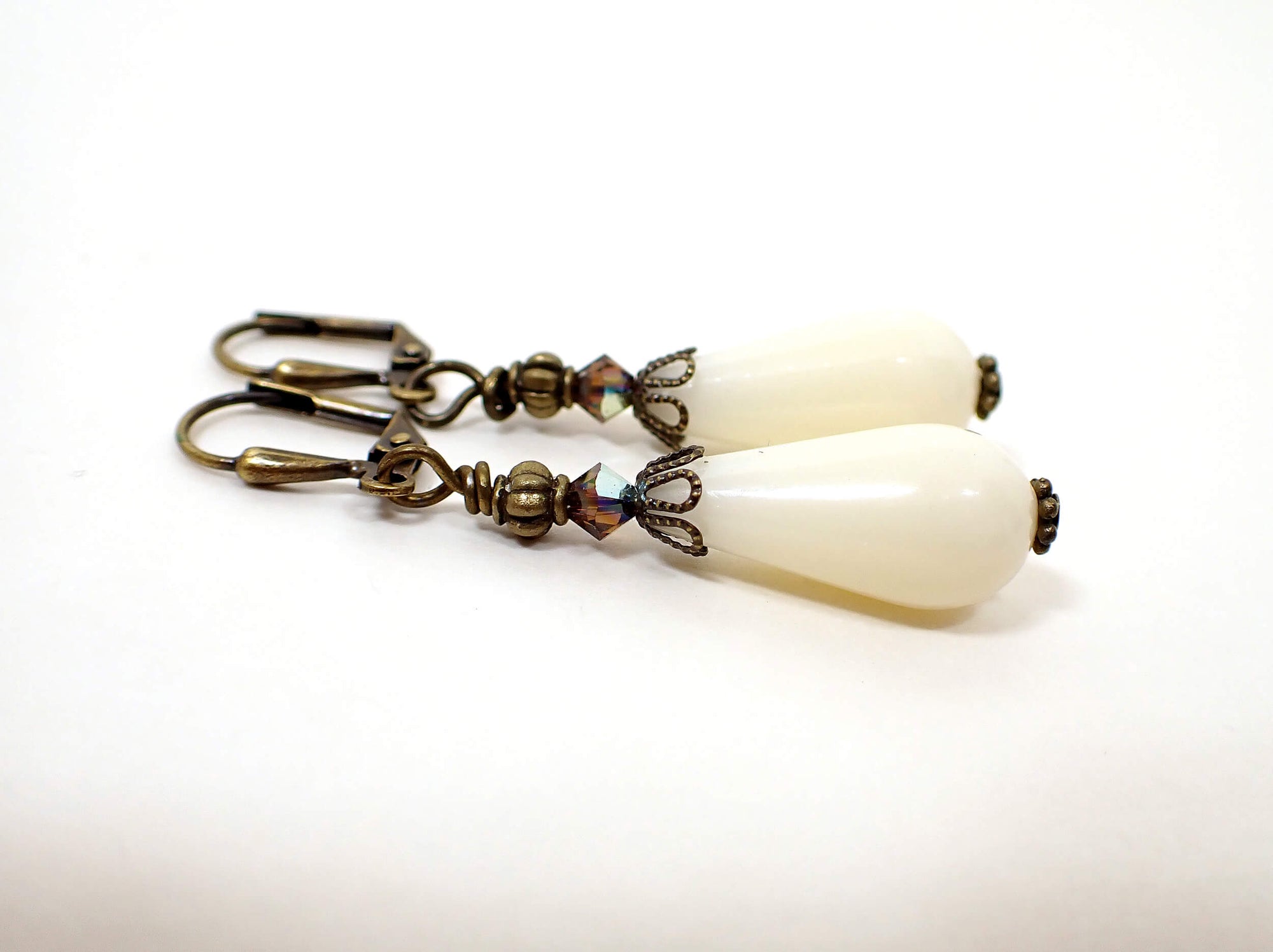Pendientes de lágrima hechos a mano de latón envejecido y color blanco roto con palanca de gancho o clip.
