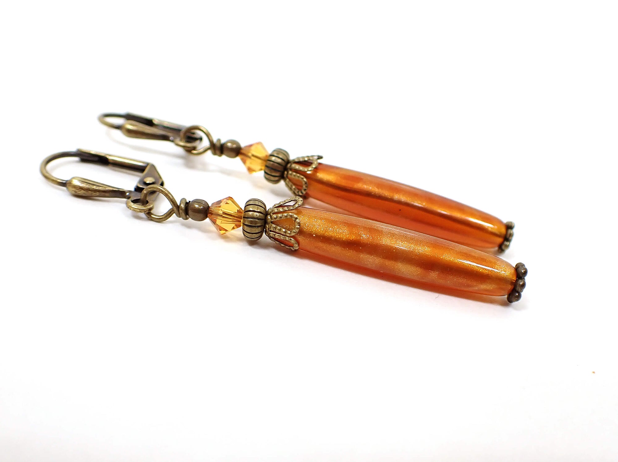 Pendientes de palo hechos a mano de lucita naranja jaspeada de latón envejecido con palanca de gancho en la parte trasera o con clip