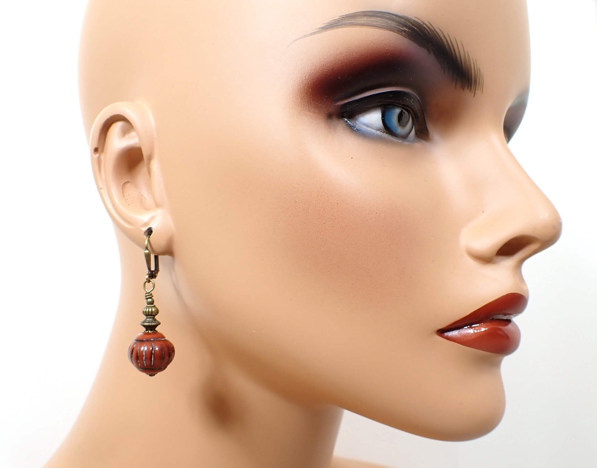 Pendientes colgantes hechos a mano de latón envejecido Lucite rojo canela Gancho Palanca trasera o Clip On