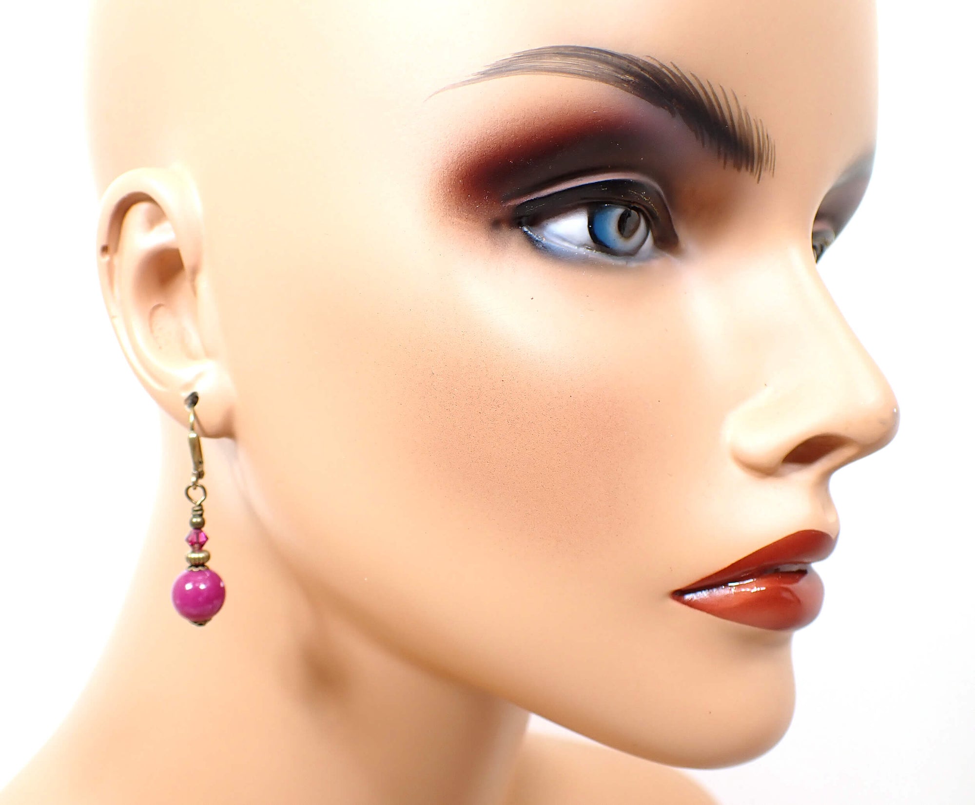 Aretes colgantes hechos a mano pequeños de latón envejecido, fucsia, púrpura, rosa, lucite, con gancho en la parte trasera o con clip