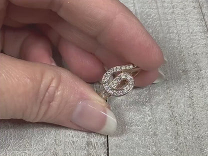 Video showing the sparkle of the rhinestones on the retro vintage Edco knot ring.