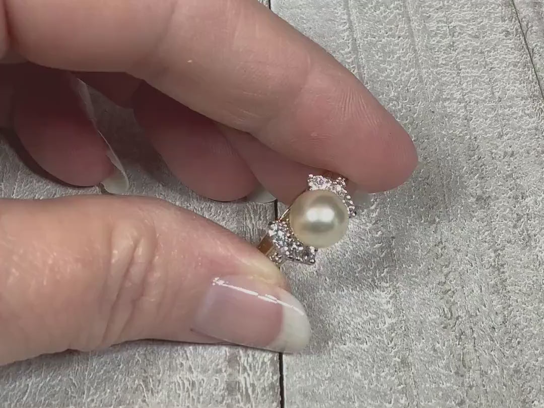 Video showing the sparkle of the rhinestones on the retro vintage Edco ring with faux pearl.