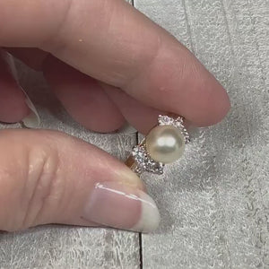Video showing the sparkle of the rhinestones on the retro vintage Edco ring with faux pearl.