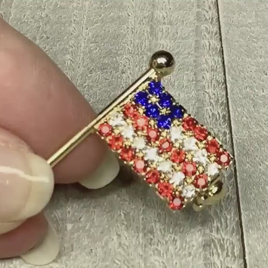 Video of the retro vintage US flag pin and how the rhinestones sparkle.