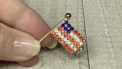 Video of the retro vintage US flag pin and how the rhinestones sparkle.