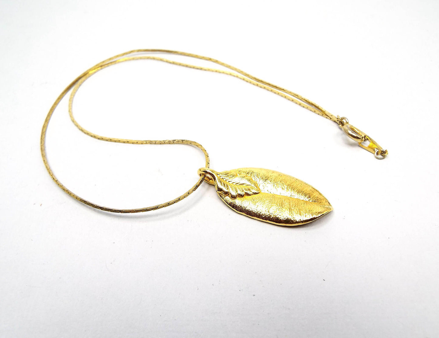 Gold Tone Vintage Leaf Pendant Necklace