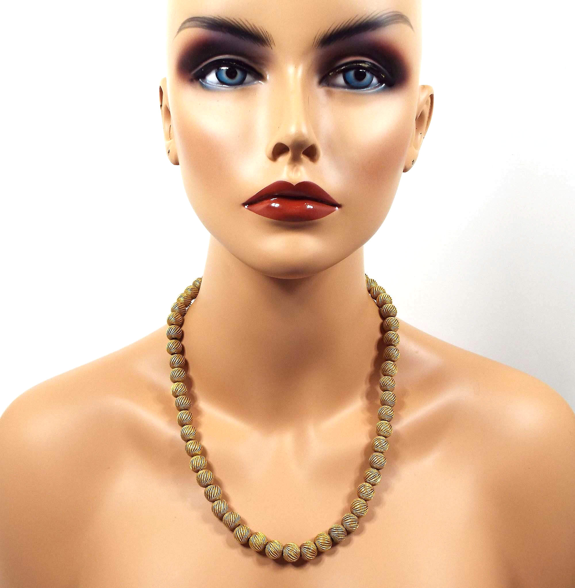 Collar vintage con cuentas de metal dorado