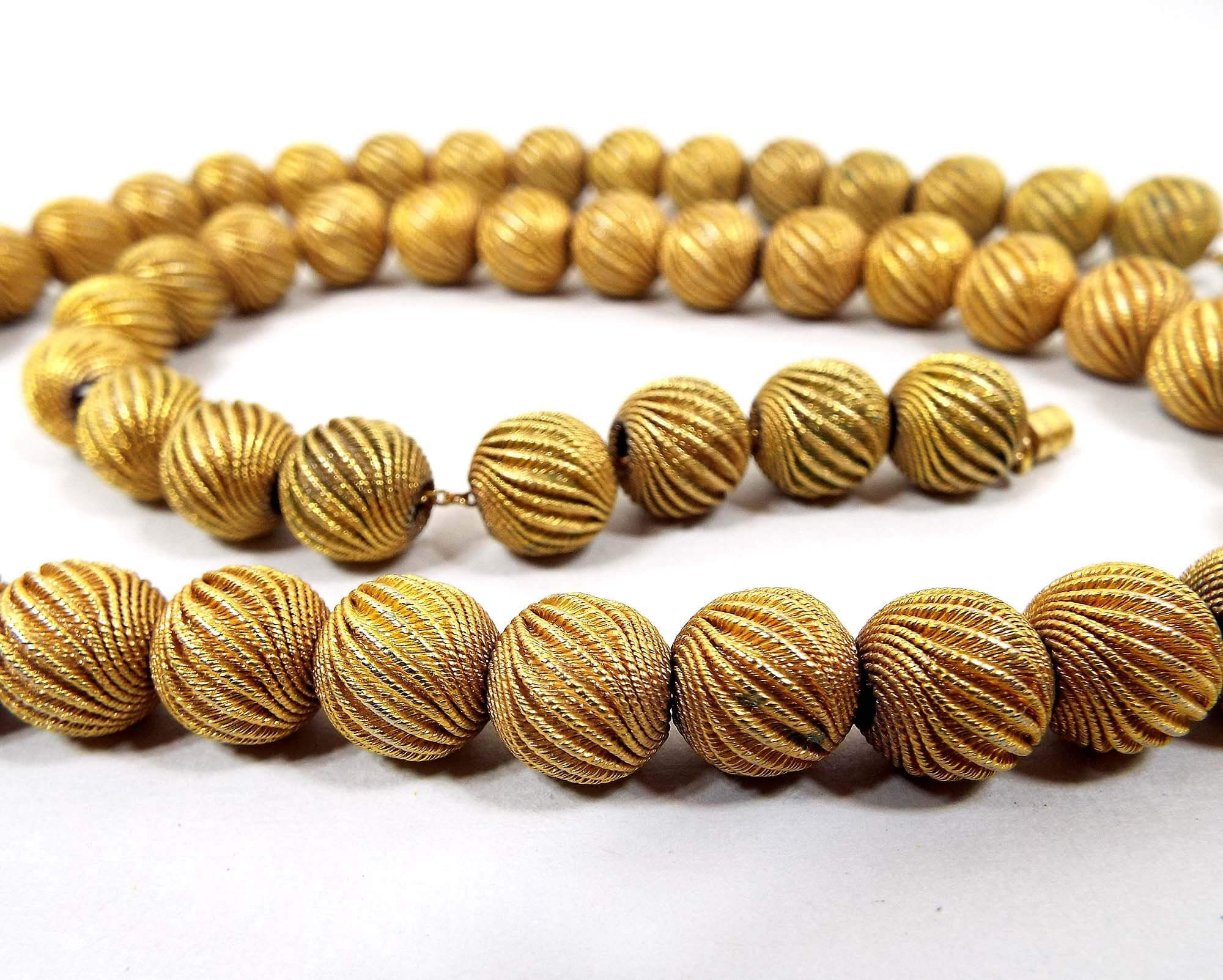 Collar vintage con cuentas de metal dorado