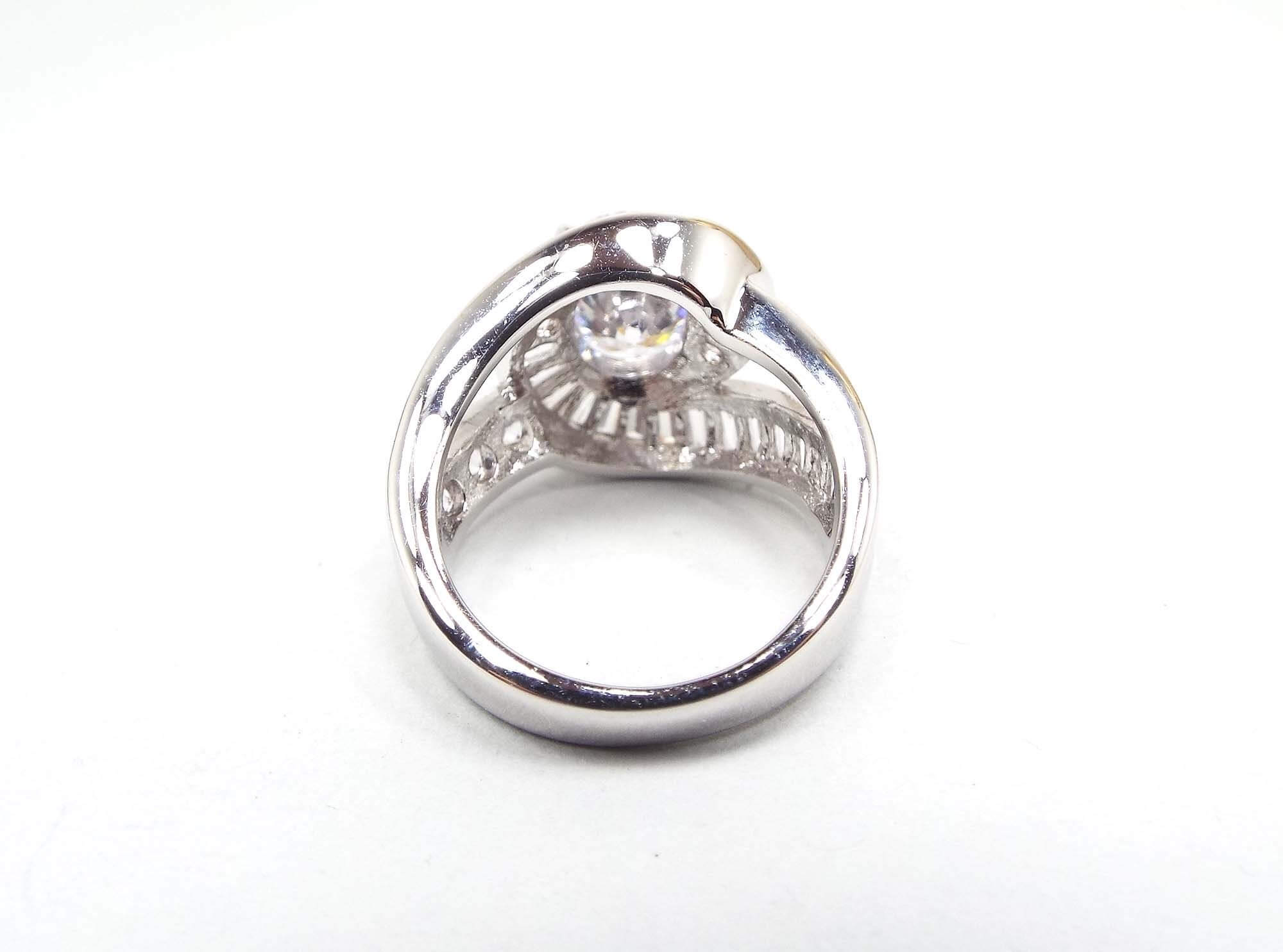 Anillo de diamantes de imitación relleno de oro vintage brillante grande