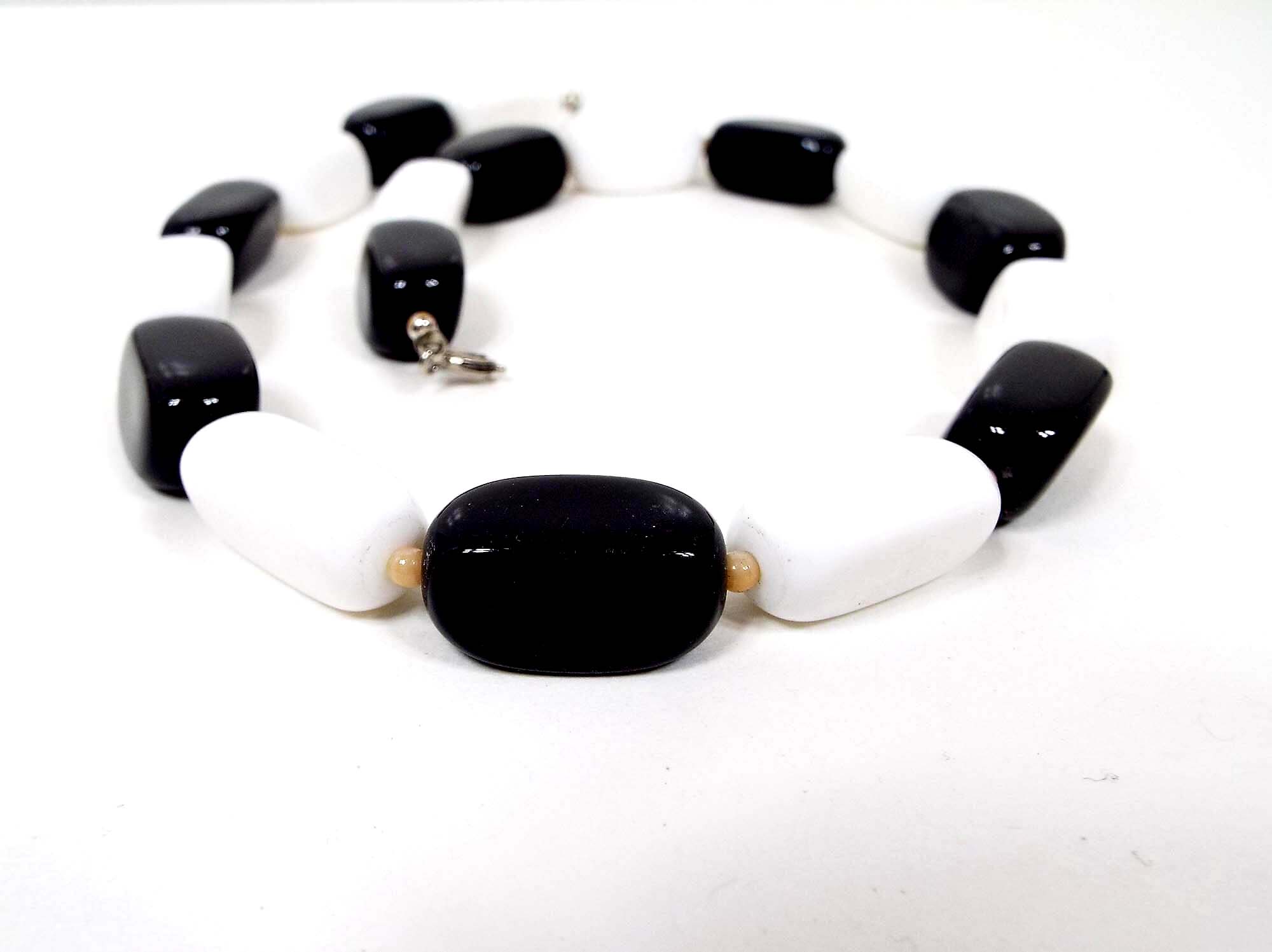 Collar de cuentas vintage de lucite en blanco y negro