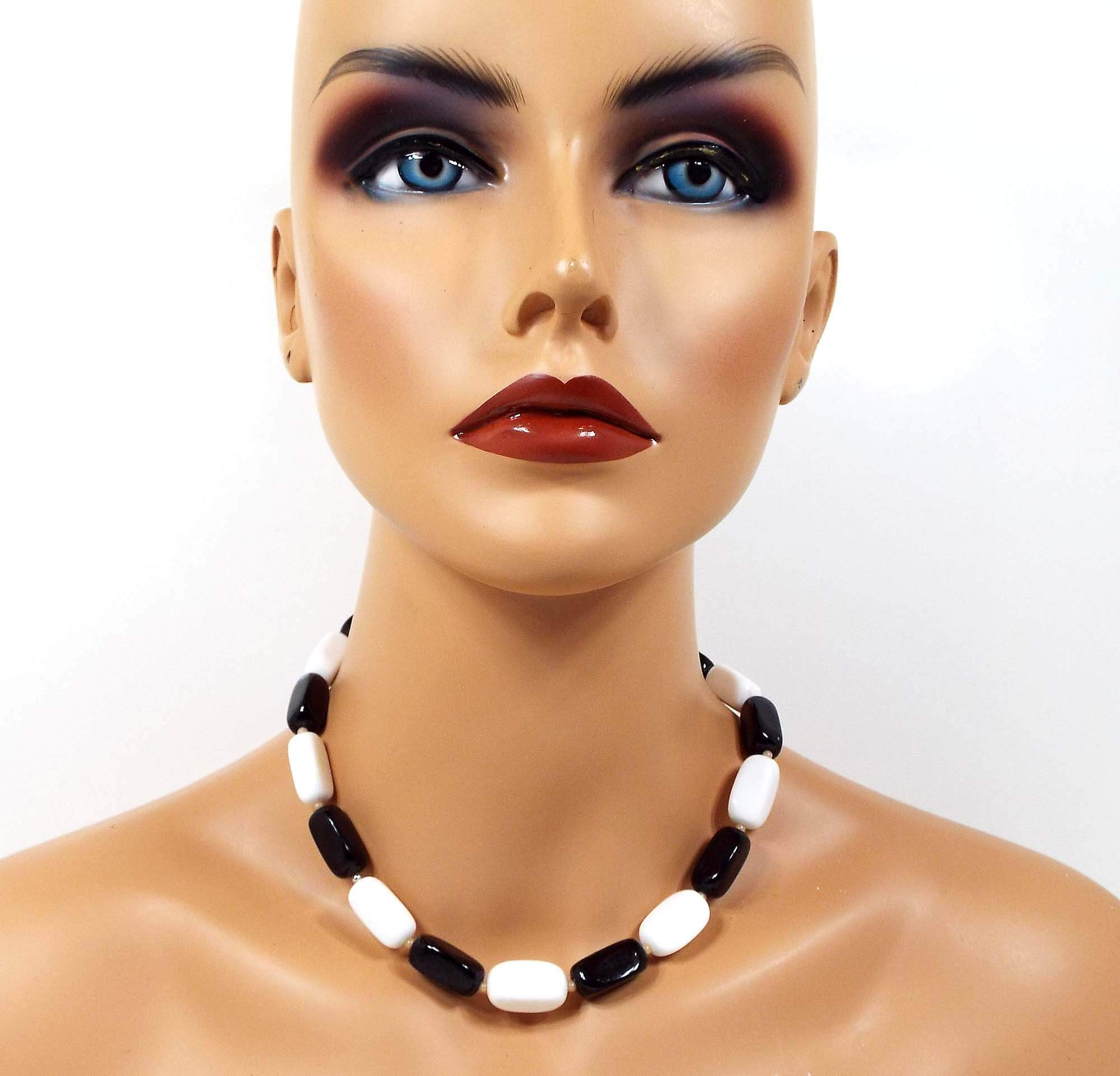 Collar de cuentas vintage de lucite en blanco y negro