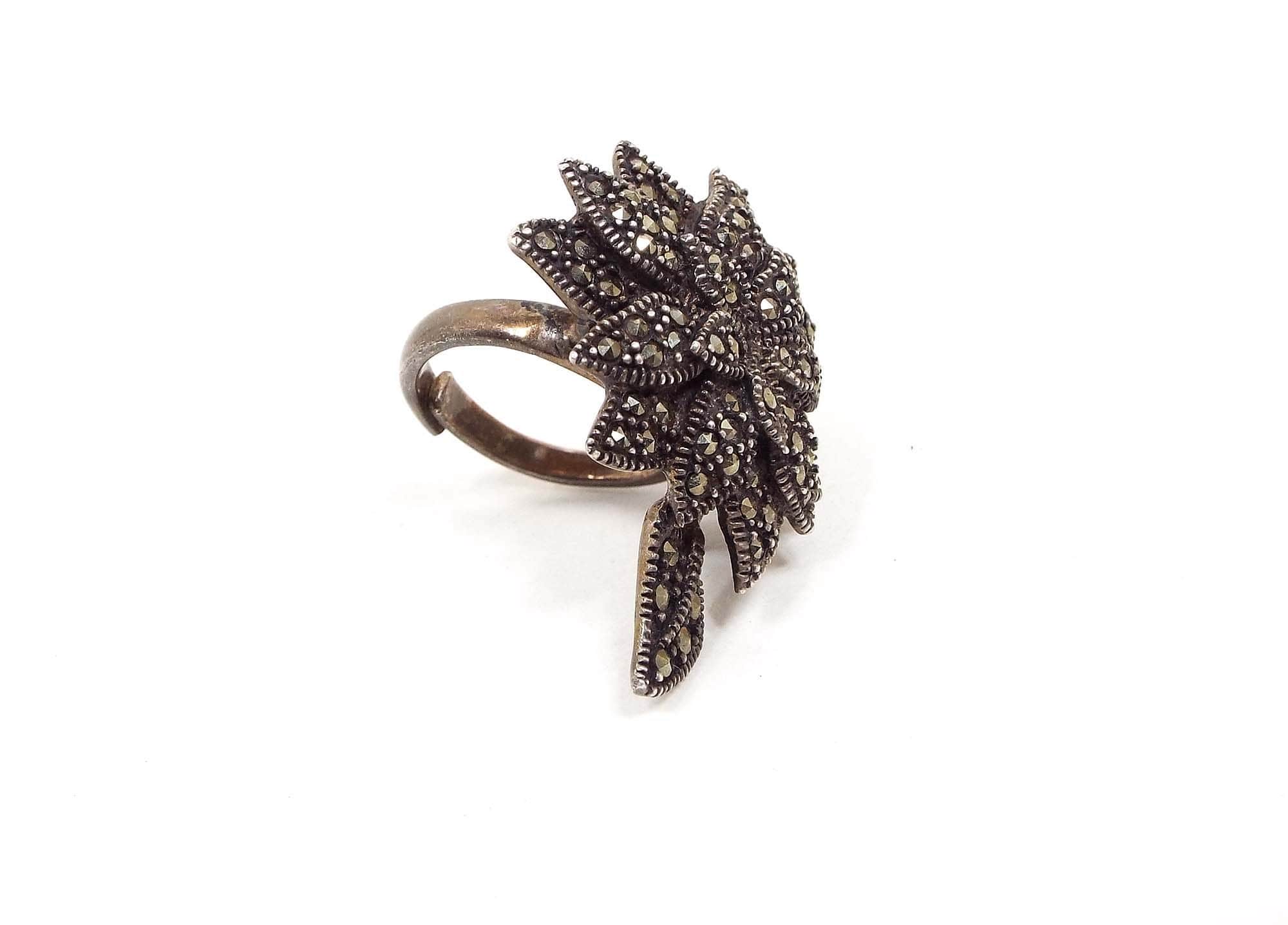 Anillo ajustable grande de plata de ley con flor de marcasita vintage