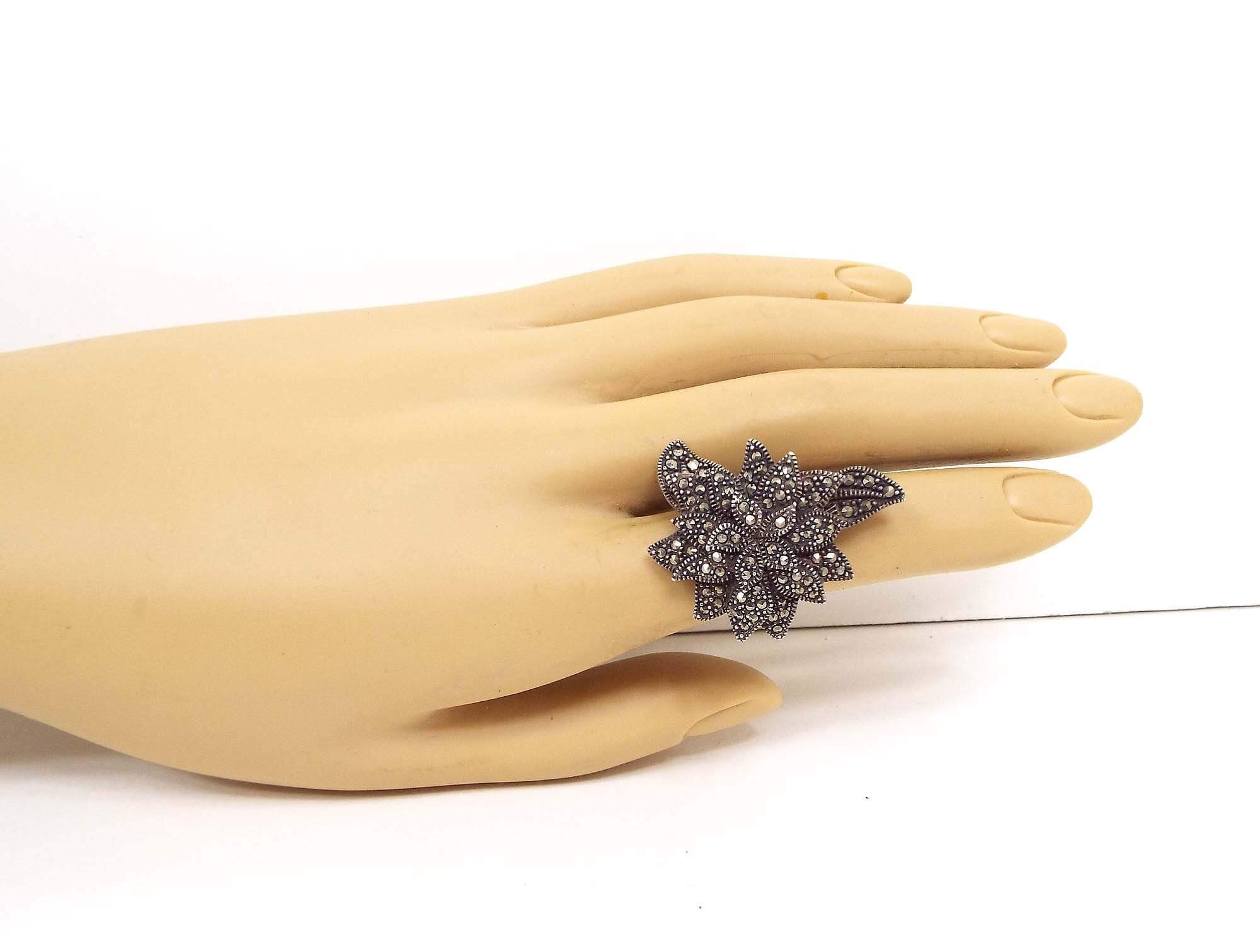 Anillo ajustable grande de plata de ley con flor de marcasita vintage