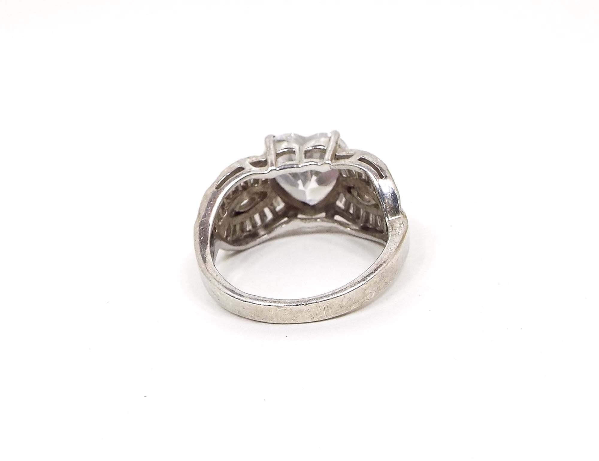 Anillo de corazón de circonita cúbica vintage de plata esterlina deslumbrante